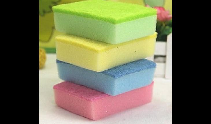 Esponjas de lavar com diferentes cores
