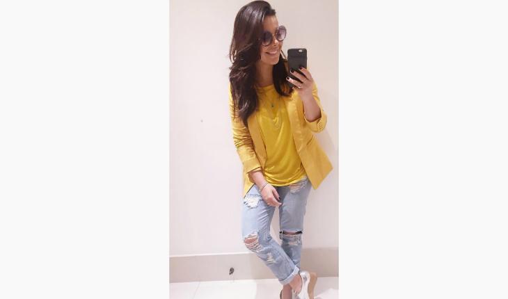 estilo de Fernanda Souza jeans destroyed blazer colorido instagram
