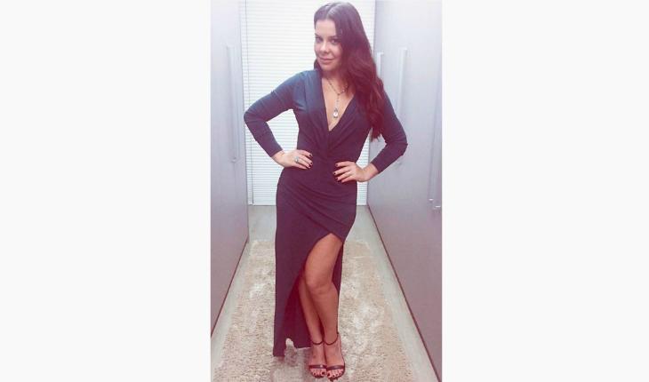 estilo de Fernanda Souza vestido com decote e fenda assimétrica instagram