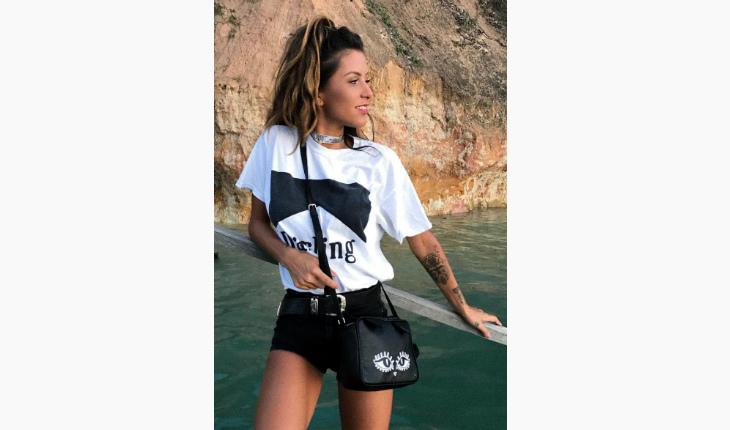 Giordana Serrano camiseta short e bolsa divertida instagram