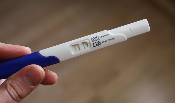 Na imagem, um teste de gravidez mostra resultado positivo. Anticoncepcional oral.
