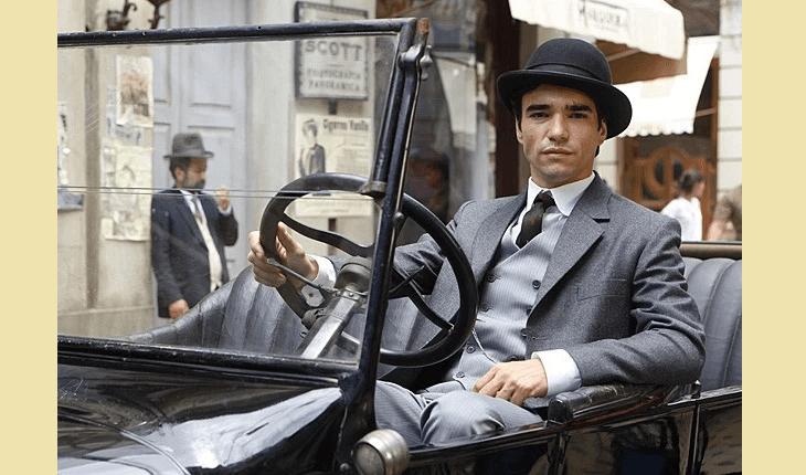 Na foto, o personagem de Caio Blat, Fernando, está no cenário da novela, que era de época, dentro de um carro antigo. Invejosos das novelas