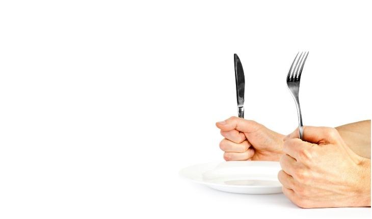 Garfo e faca na mão e prato vazio - Dieta Detox