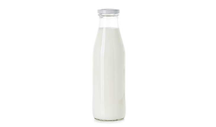 o leite é um dos alimentos aliados do sono. Foto de uma garrafa de vidro com leite.