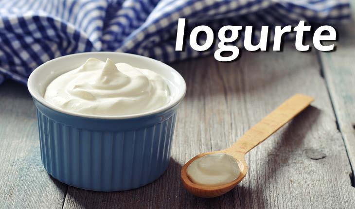 pote com iogurte sobre uma mesa de madeira