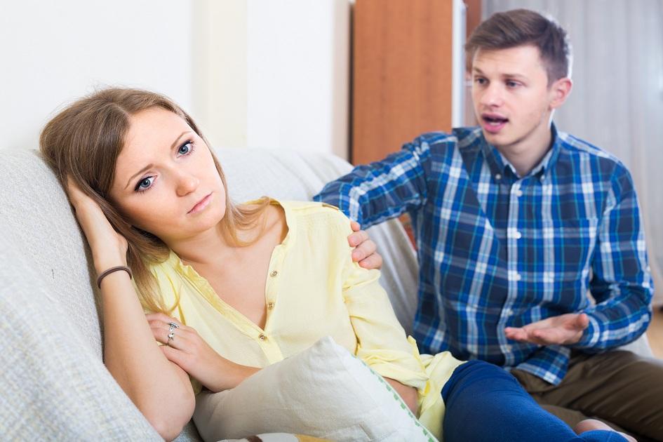 Homem discutindo com mulher dentro de casa, mulher com olhar triste