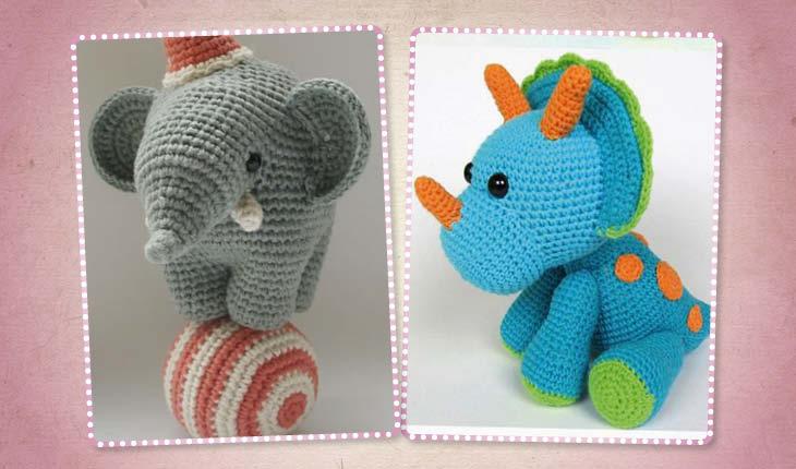 A imagem é composta por duas fotos de amigurumis de crochê. A primeira foto é d eum elefante cinza com um chapeuzinho rosa em cima de uma bola branco e rosa. A segunda foto é de um dinossauro da cor azul, verde e laranja. O fundo da imagem é rosa.