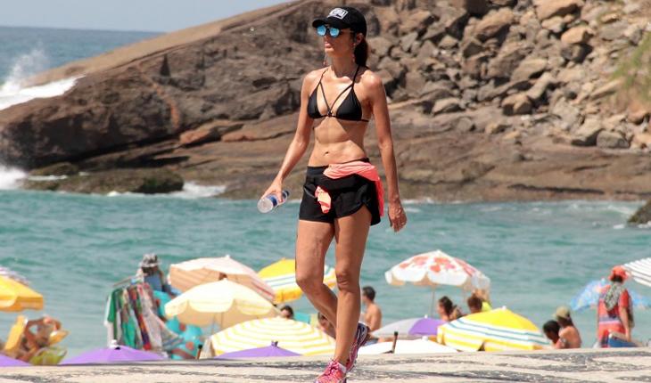 jornalista e apresentadora Patricia Poeta usando biquini durante caminhada na orla da praia
