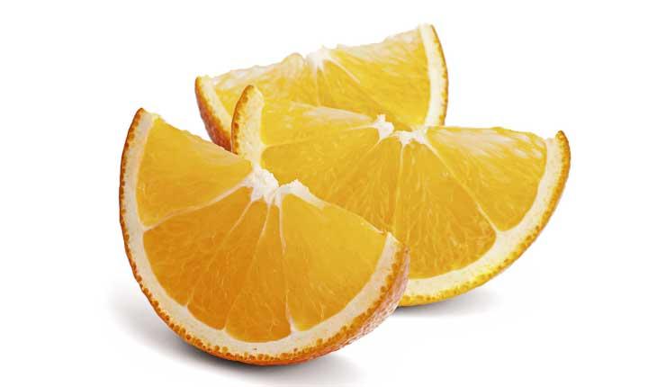 a laranja é um dos alimentos aliados do sono. Foto de uma laranja fatiada.