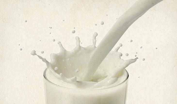 Foto de um copo de leite que compõe uma lista com os alimentos que dão sensação de bem-estar e tranquilidade.