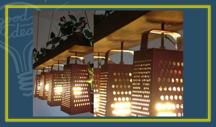 Na foto há luminárias feitas com ralador de alimentos da cor cobre que estão fixos em um suporte de madeira e as lâmpadas ficam nas cavidades.
