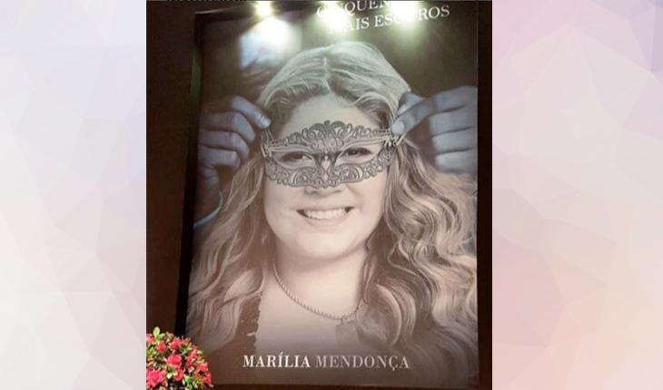 Marília Mendonça com máscara do filme 50 tons mais escuros