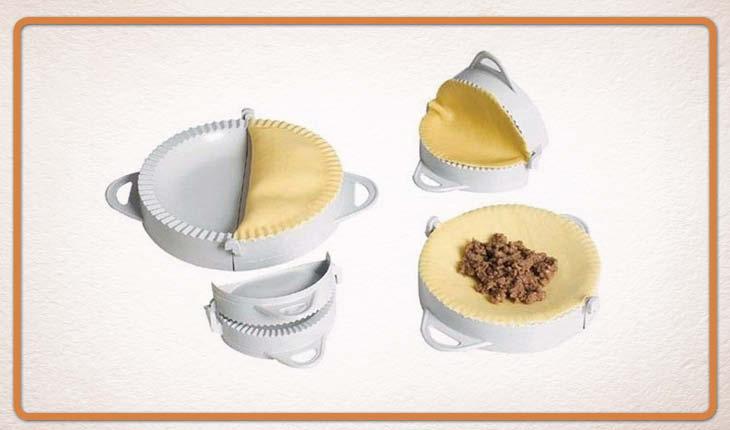 Na foto há um utensílio que é utilizado como molde para fazer pastel. Há também o passo a passo, mostrando como fazer.