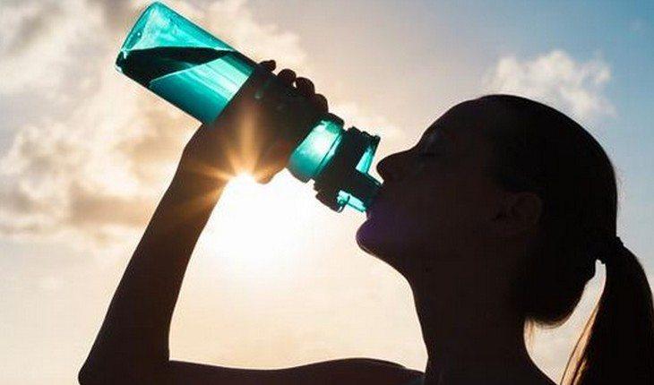 Mulher bebendo água - Dieta detox