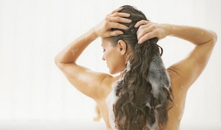 Mulher lavando cabelo