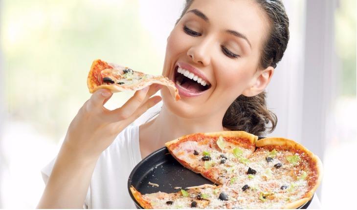 Mulher, comendo pizza