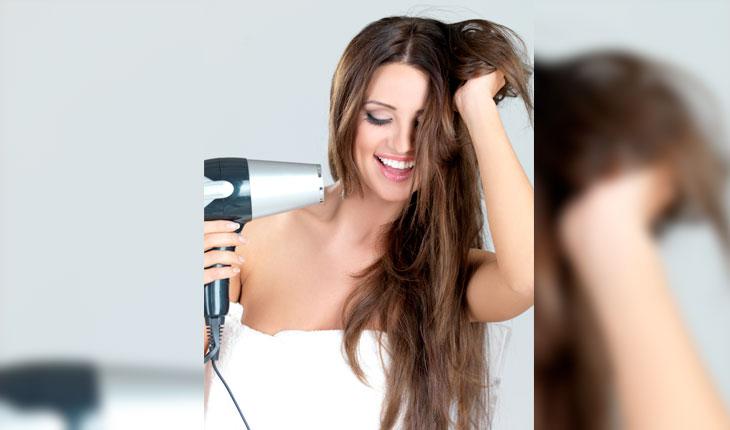mulher secando o cabelo e modelando