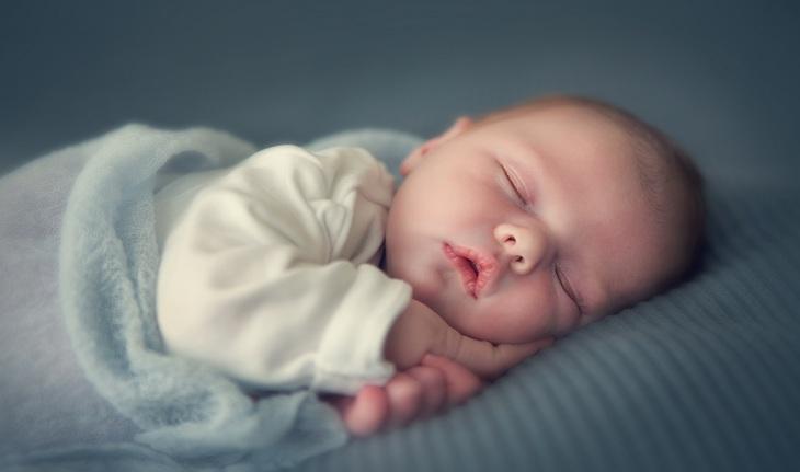 Fotografia de um bebê em alusão aos nomes bíblicos