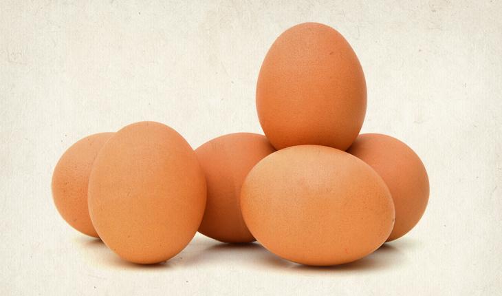 Foto com alguns ovos que compõe uma lista com os alimentos que dão sensação de bem-estar e tranquilidade.