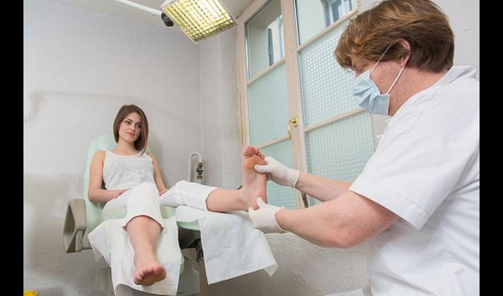 Dermatologista cuidando dos pés