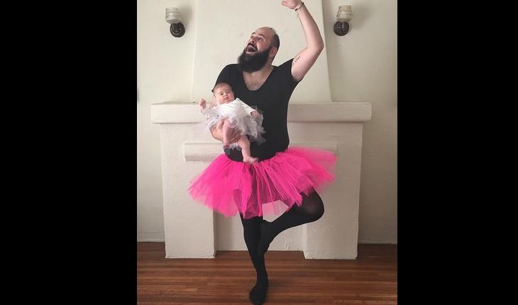 pai e filha fazendo uma fotografia engraçada, com ele fazendo ballet com a filha no colo
