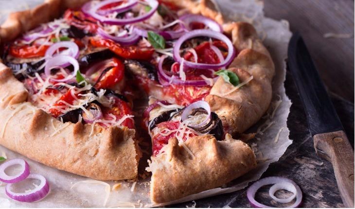 Pizza com azeitona e cebola roxa