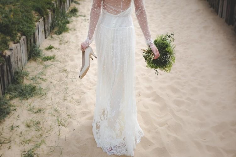 Imagem de uma mulher vestida de noiva caminhando por local repleto de areia. Proteção para o seu amor