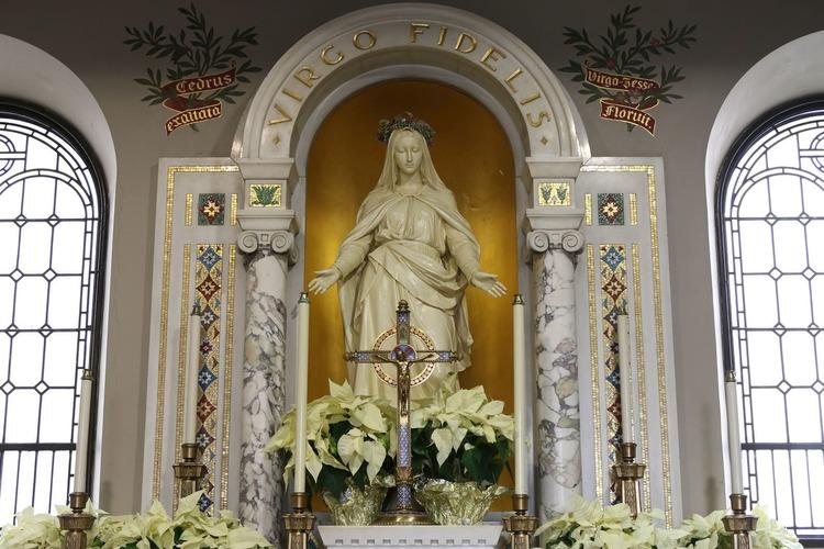 Imagem de uma estátua de Virgem Maria em cima de um altar dentro de uma igreja Proteção para o seu amor