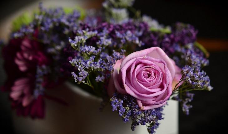 Rosas em um vaso decorado para dia mais feliz