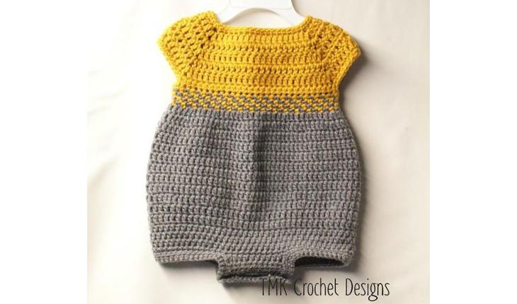 Na foto há uma roupinha de crochê para bebê nas cores cinza e amarelo. As mangas são curtas e a roupinha fecha entre as pernas e não há a parte das pernas.