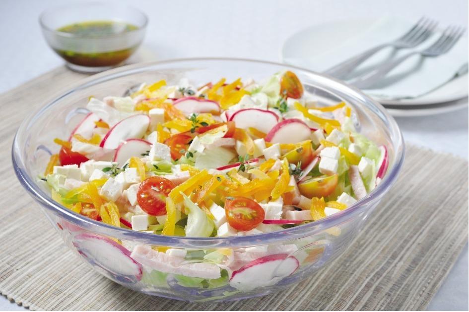 salada: folhas de espinafre em uma mesa