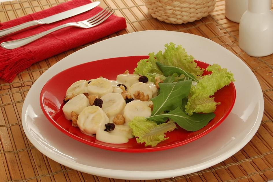 salada de banana,pratos branco e vermelho