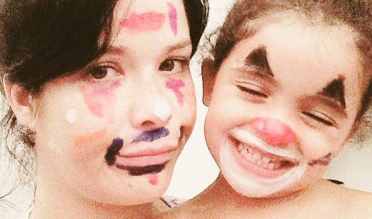 samara felippo e filha mais nova com os rostos pintados