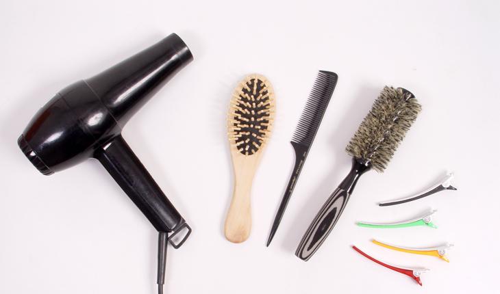 secador,presilhas e escovas de cabelo