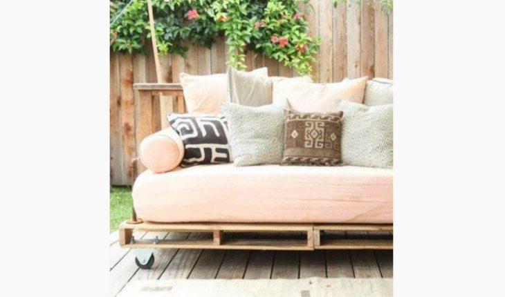sofá rosa na decoração claro com pallets pinterest