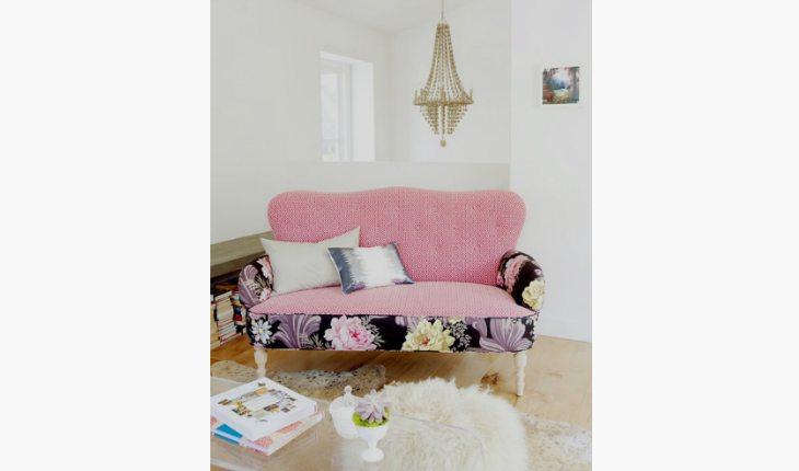 sofá rosa na decoração pequeno com detalhe floral pinterest