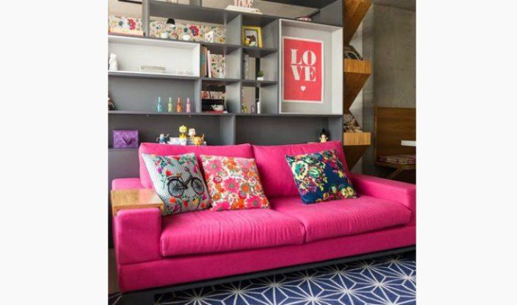 sofá rosa na decoração pink com almofadas coloridas pinterest