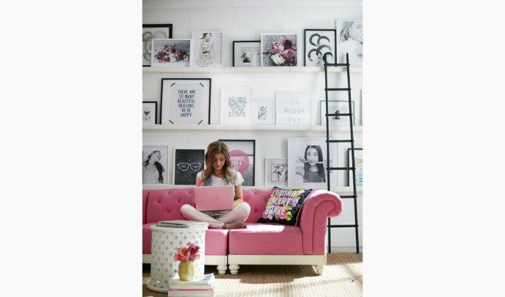 sofá rosa na decoração rosa escuro com quadros pinterest