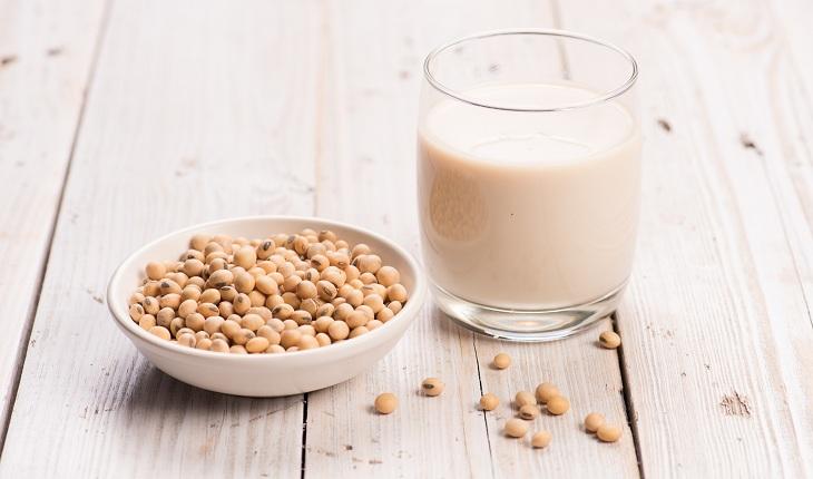 Foto com o grão de soja e o leite de soja que compõe uma lista com os alimentos que mais causam alergia.