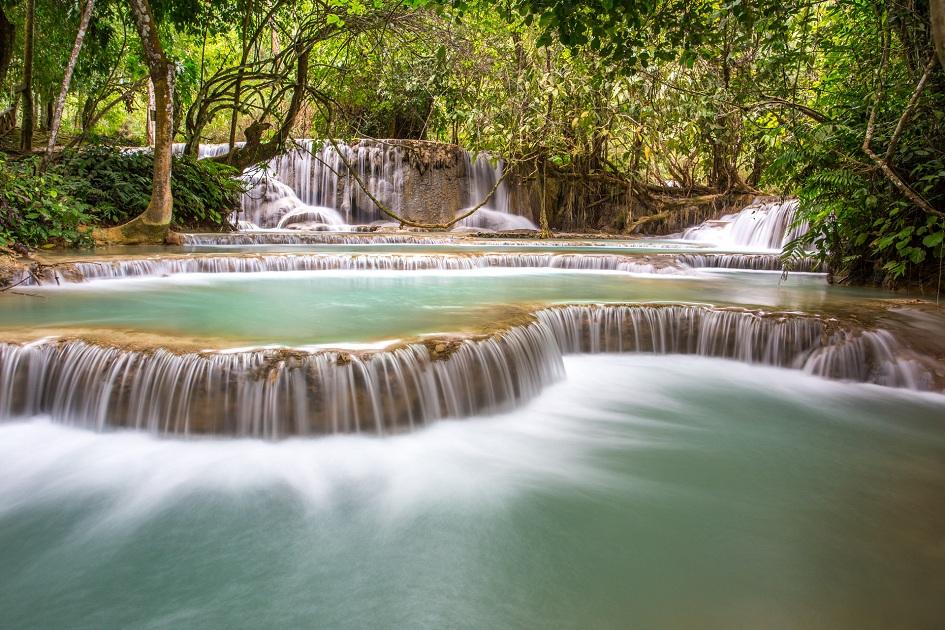 Imagem de uma das cachoeiras do parque Tat Kuang Si, no Laos, Sudeste Asiático