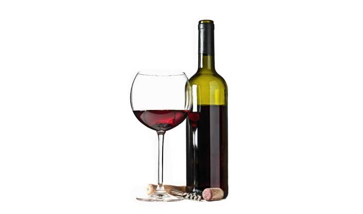 o vinho tinto é um dos alimentos aliados do sono. Foto de uma taça de vinho tinto.