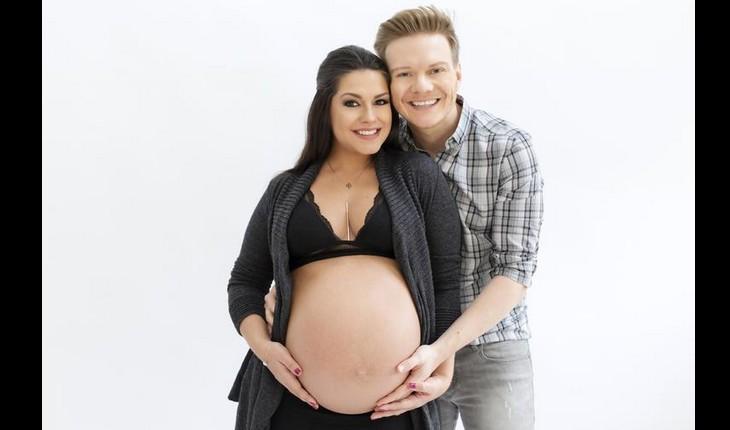 thais fersoza grávida e michel teló posando para foto