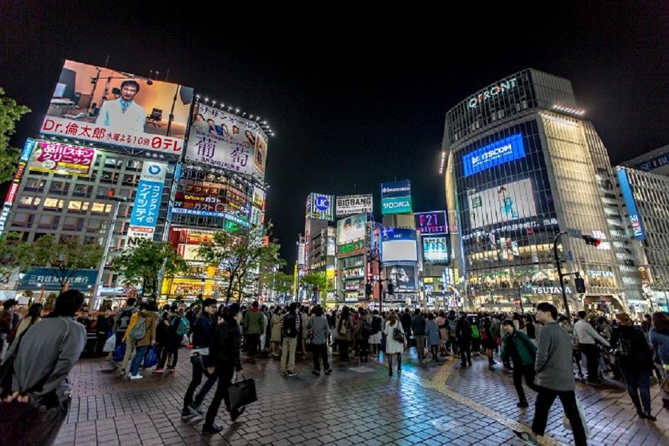 Imagem do Cruzamento de Shybuya à noite, na cidade de Tóquio, Japão.