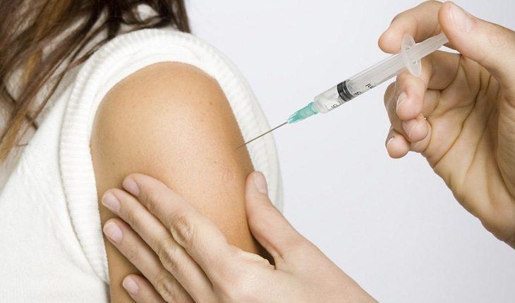 Pessoa tomando vacina contra caxumba