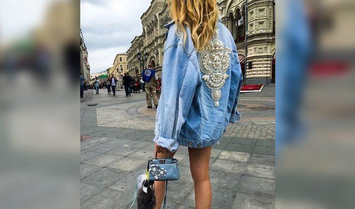 jaqueta jeans adornada por desenhos em pérolas com modelagem oversized