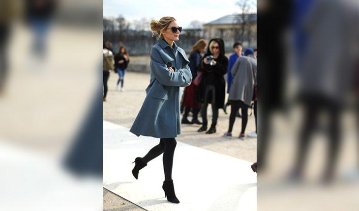 Olivia Palermo utiliza coat-dress cinza com meia calça