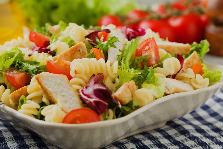Saladas com carnes dão saciedade por mais tempo. 