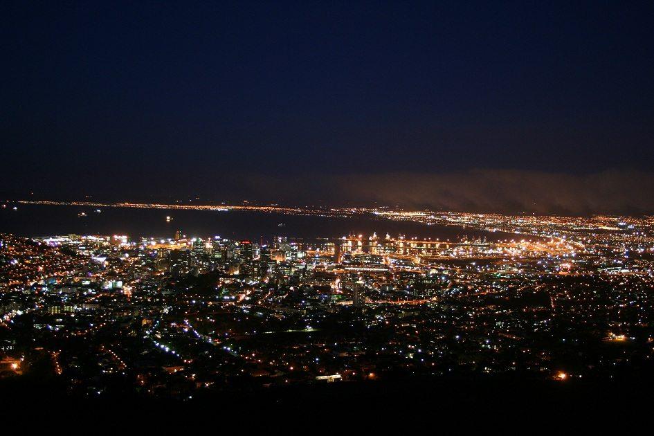 Fotografia da Cidade do Cabo durante a noite.