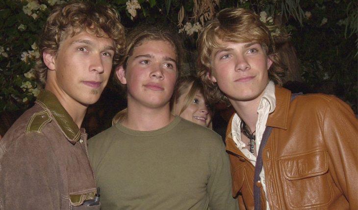 Na foto há os 3 irmãos Hanson adolescentes em 2001