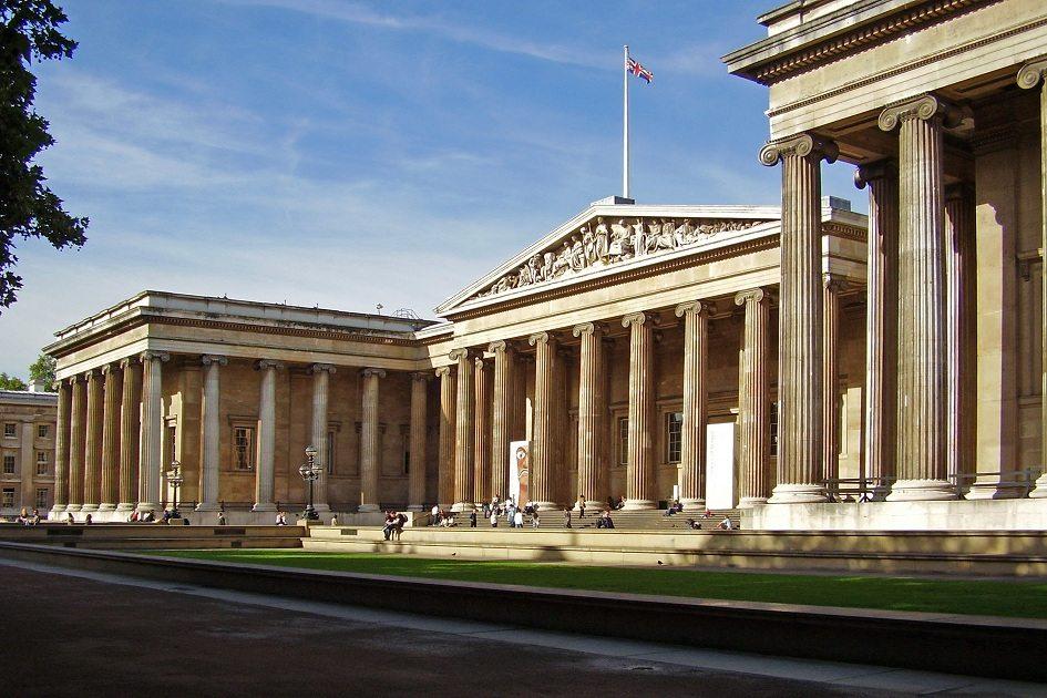 Foto da fachada do British Museum.
